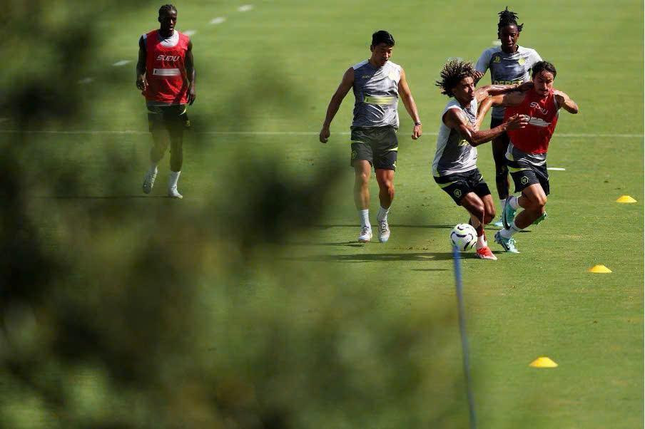 Hình ảnh "Bầy Sói" miệt mài tập luyện, sẵn sàng cho mùa giải đầy thử thách phía trước.