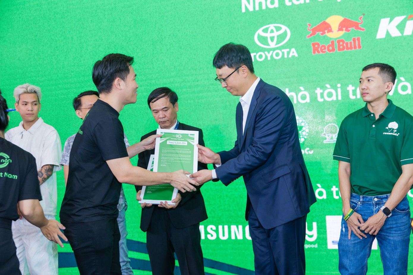 Đại diện Grab gửi thư cảm ơn tới nhà tài trợ kim cương Kixx