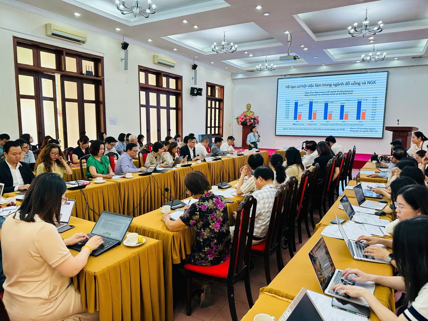 Các đại biểu góp ý tại hội thảo