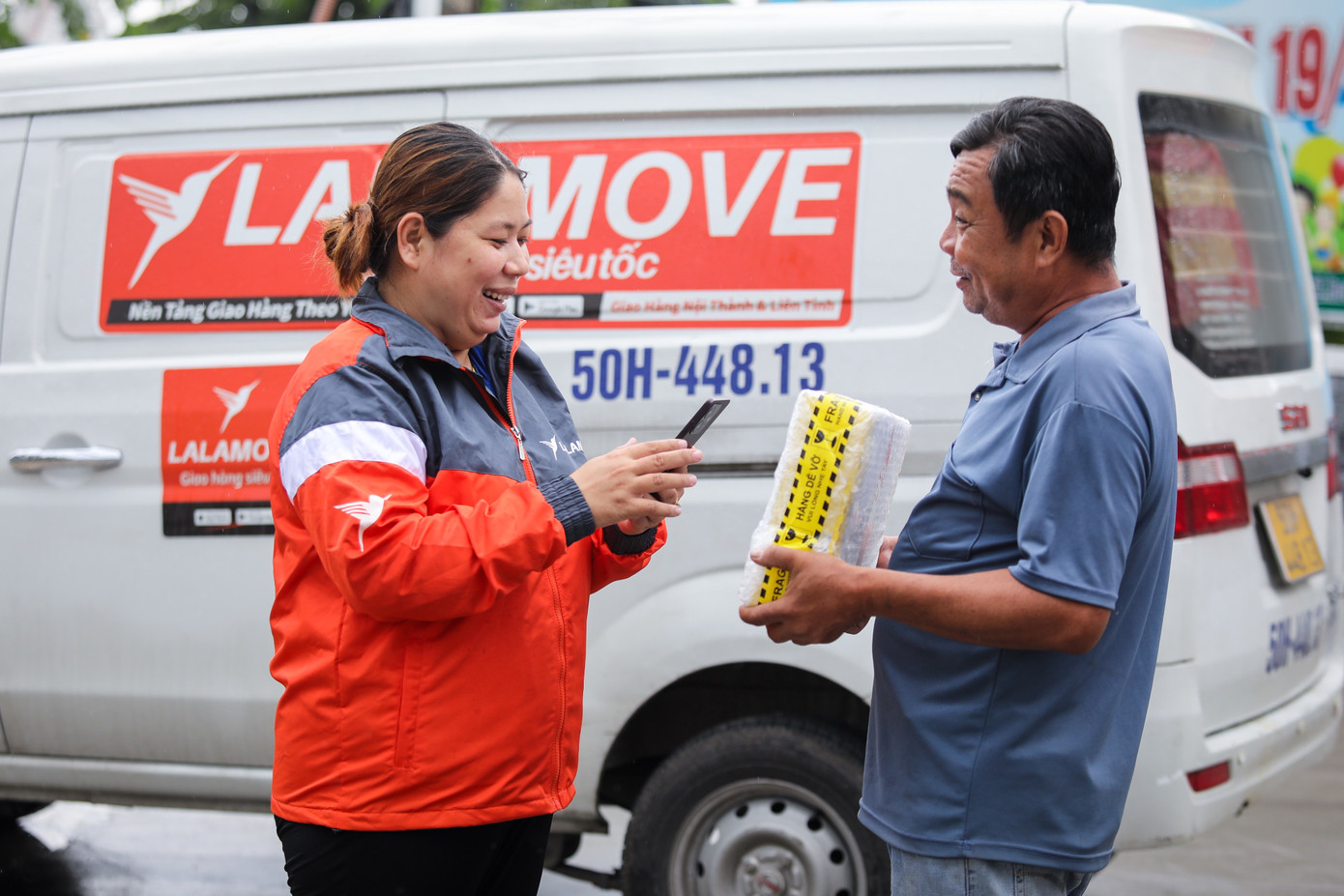 Công việc tuy nhiều lúc khó khăn, nhưng chị Tuyết Trinh nói mình “được nhiều hơn mất”, không chỉ là tiền bạc mà còn là sự quan tâm, hỗ trợ từ khách hàng. Ảnh: Nhật Thịnh