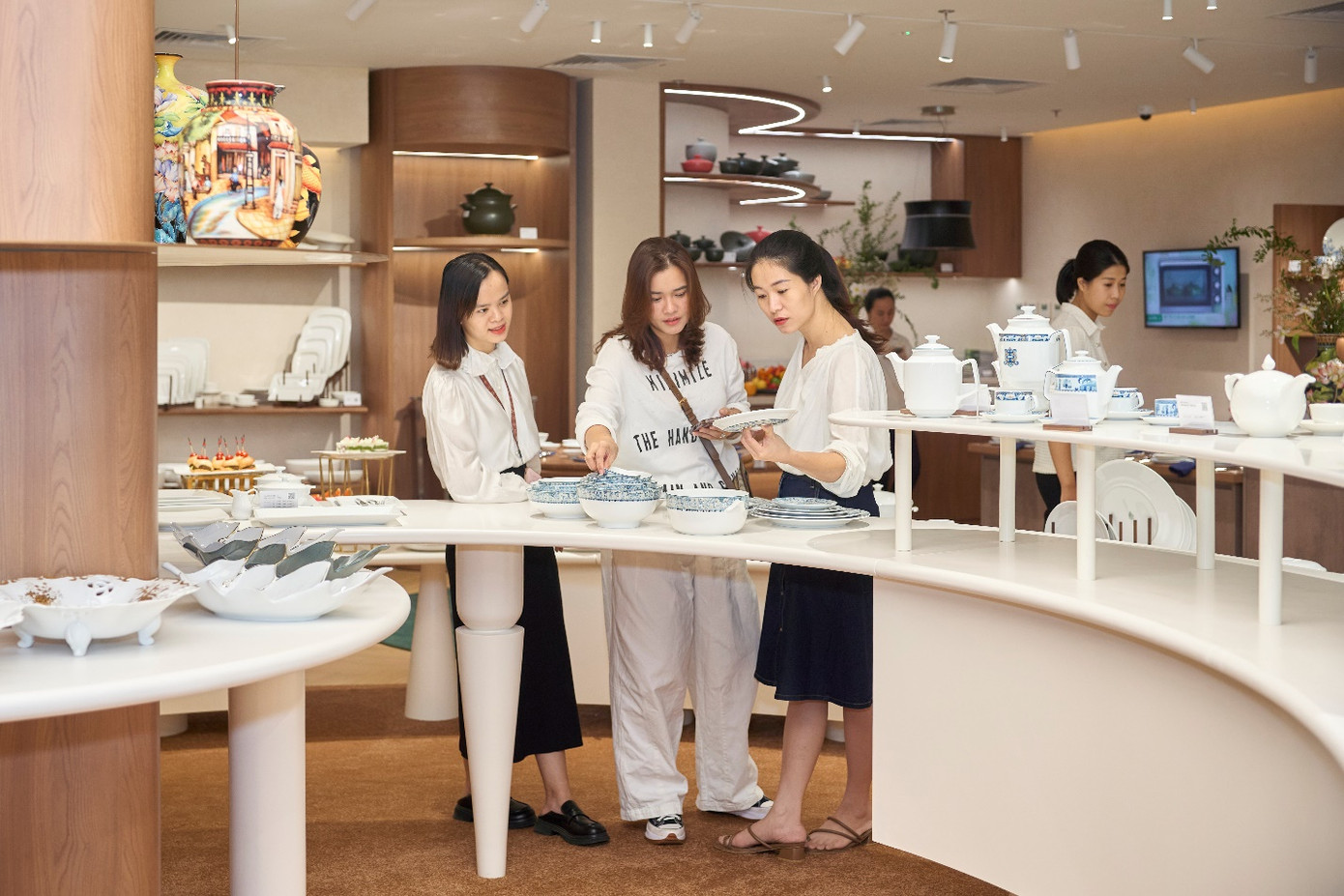 Showroom mới tại Hà Nội với một diện mạo hoàn toàn mới Showroom mới tại Hà Nội với một diện mạo hoàn toàn mới