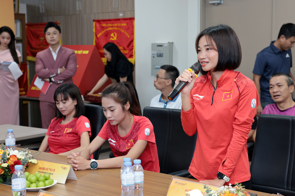 Tuyển thủ điền kinh Việt Nam Nguyễn Thị Oanh, một trong mười gương mặt đại diện của giải đấu phát biểu tại Lễ ký kết.