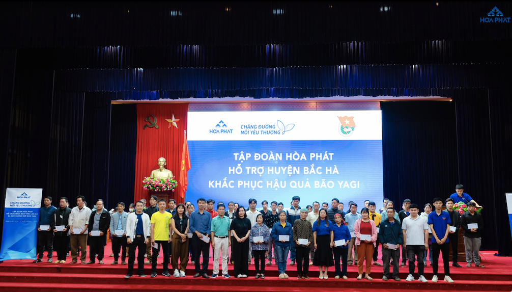 : Đại diện Hoà Phát trao quà tặng cho các gia đình bị ảnh hưởng của bão số 3