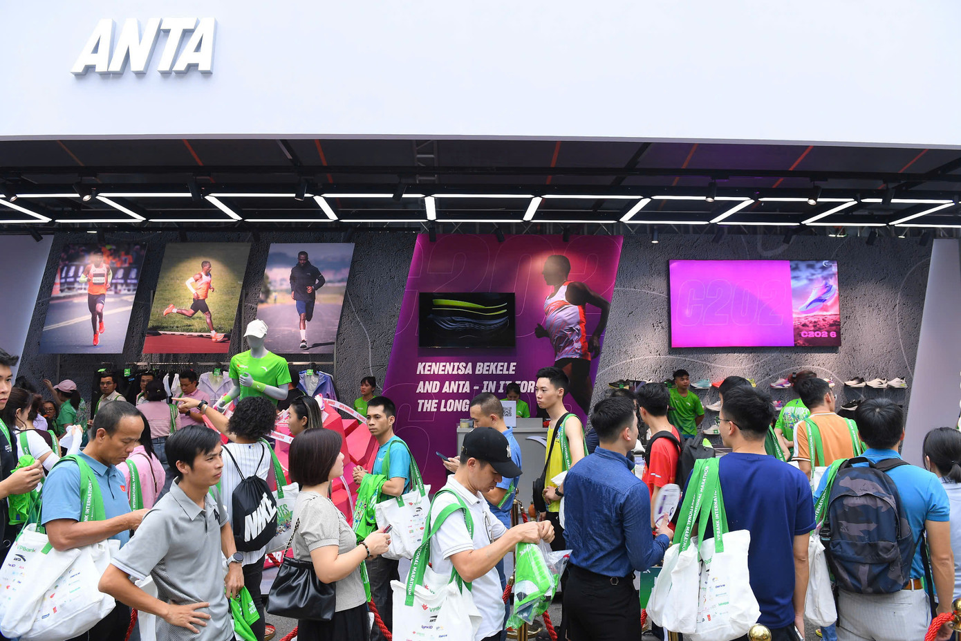 Là một trong những gian hàng sôi nổi nhất tại khu vực Expo, ANTA tiếp tục đem đến loạt hoạt động tiếp sức cổ vũ tinh thần các VĐV trước ngày thi đấu. Trong ngày đầu tiên nhận bib, ANTA tổ chức hoạt động in tên lên áo T-Shirt miễn phí cho các runner, bên cạnh đó là minigame với 1000+ quà tặng giá trị cùng nhiều đặc quyền hấp dẫn. Workshop “Bí kíp chuẩn bị trước ngày đua” với sự tham gia của các elite quốc tế sẽ diễn ra vào ngày 12/10, mang đến những kiến thức bổ ích về sức khỏe, tinh thần cho các VĐV trước giờ tranh tài. Là một trong những gian hàng sôi nổi nhất tại khu vực Expo, ANTA tiếp tục đem đến loạt hoạt động tiếp sức cổ vũ tinh thần các VĐV trước ngày thi đấu. Trong ngày đầu tiên nhận bib, ANTA tổ chức hoạt động in tên lên áo T-Shirt miễn phí cho các runner, bên cạnh đó là minigame với 1000+ quà tặng giá trị cùng nhiều đặc quyền hấp dẫn. Workshop “Bí kíp chuẩn bị trước ngày đua” với sự tham gia của các elite quốc tế sẽ diễn ra vào ngày 12/10, mang đến những kiến thức bổ ích về sức khỏe, tinh thần cho các VĐV trước giờ tranh tài.