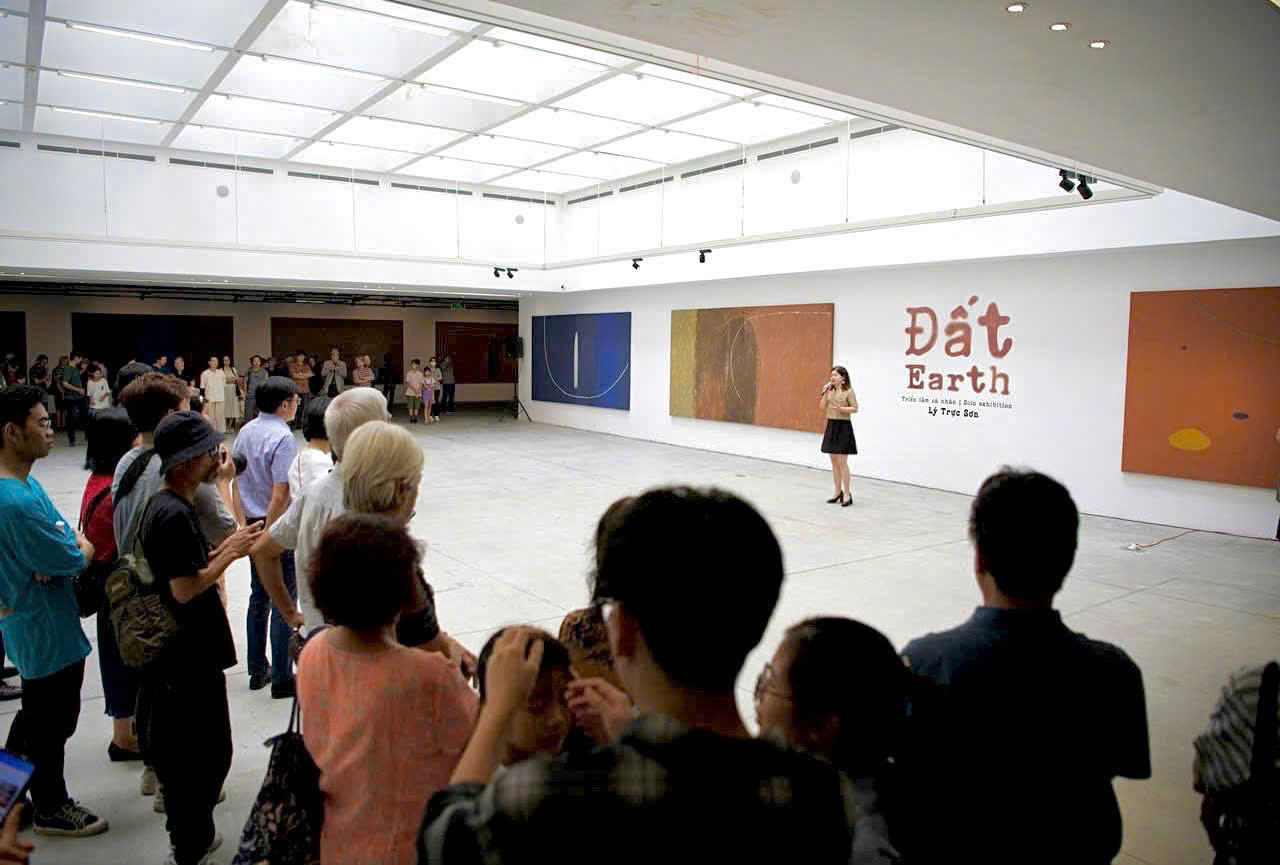 Từ ngày 29/09/2024 đến ngày 17/11/2024, VCCA giới thiệu triển lãm cá nhân “ĐẤT – EARTH” với gần 50 tác phẩm hội họa trừu tượng mang dấu ấn thử nghiệm độc đáo của họa sĩ Lý Trực Sơn Từ ngày 29/09/2024 đến ngày 17/11/2024, VCCA giới thiệu triển lãm cá nhân “ĐẤT – EARTH” với gần 50 tác phẩm hội họa trừu tượng mang dấu ấn thử nghiệm độc đáo của họa sĩ Lý Trực Sơn