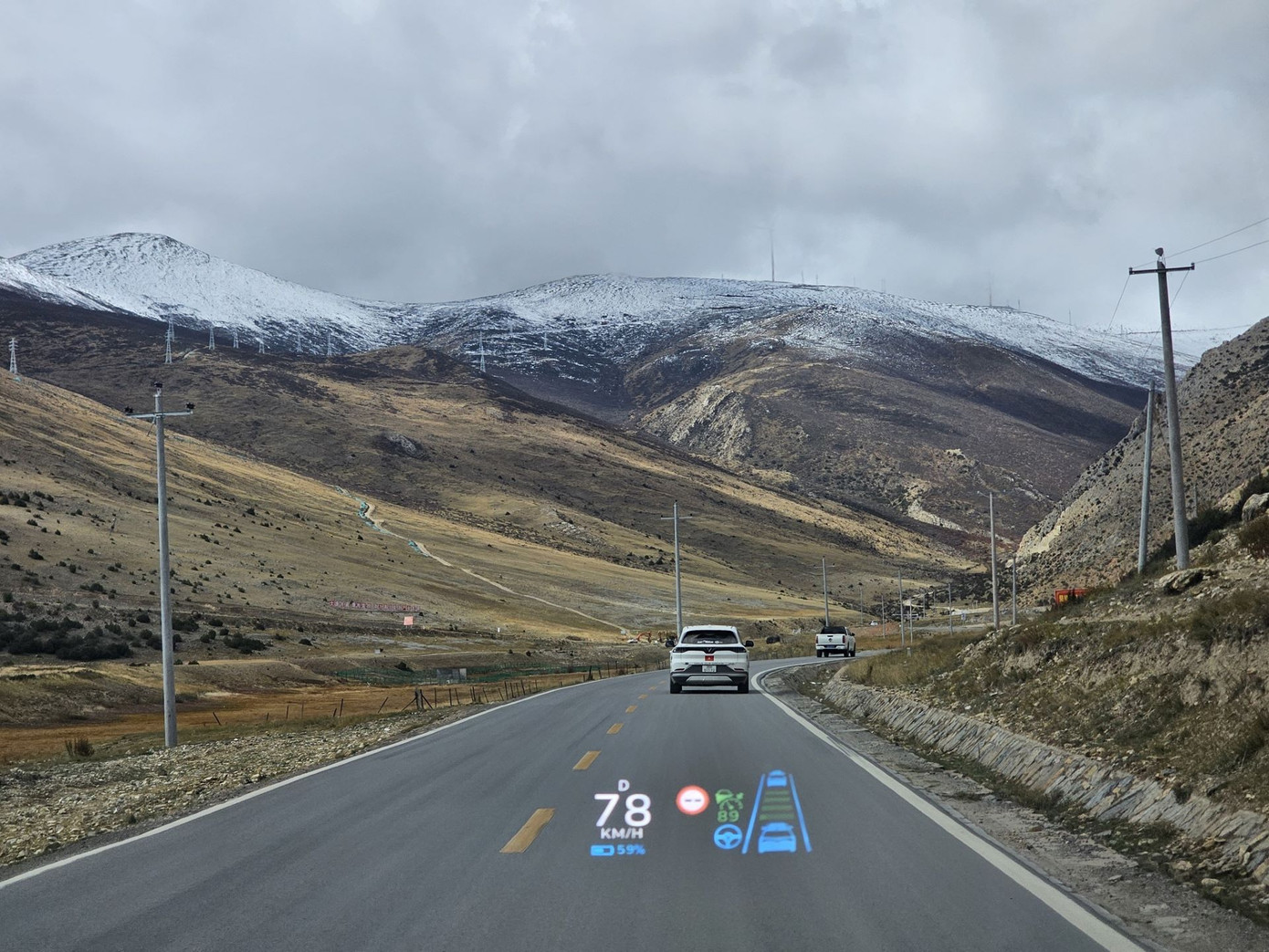 Ngày thứ 7 của hành trình, đoàn VinFast VF 8 bắt đầu những km đầu tiên trên cung đường 318 huyền thoại tại Trung Quốc – con đường nổi tiếng là đẹp bậc nhất Trung Quốc. Hình ảnh đoàn xe điện Việt Nam lướt đi trên những cung đường ngút tầm mắt để lại ấn tượng đặc biệt với người dân bản địa. Ngày thứ 7 của hành trình, đoàn VinFast VF 8 bắt đầu những km đầu tiên trên cung đường 318 huyền thoại tại Trung Quốc – con đường nổi tiếng là đẹp bậc nhất Trung Quốc. Hình ảnh đoàn xe điện Việt Nam lướt đi trên những cung đường ngút tầm mắt để lại ấn tượng đặc biệt với người dân bản địa.