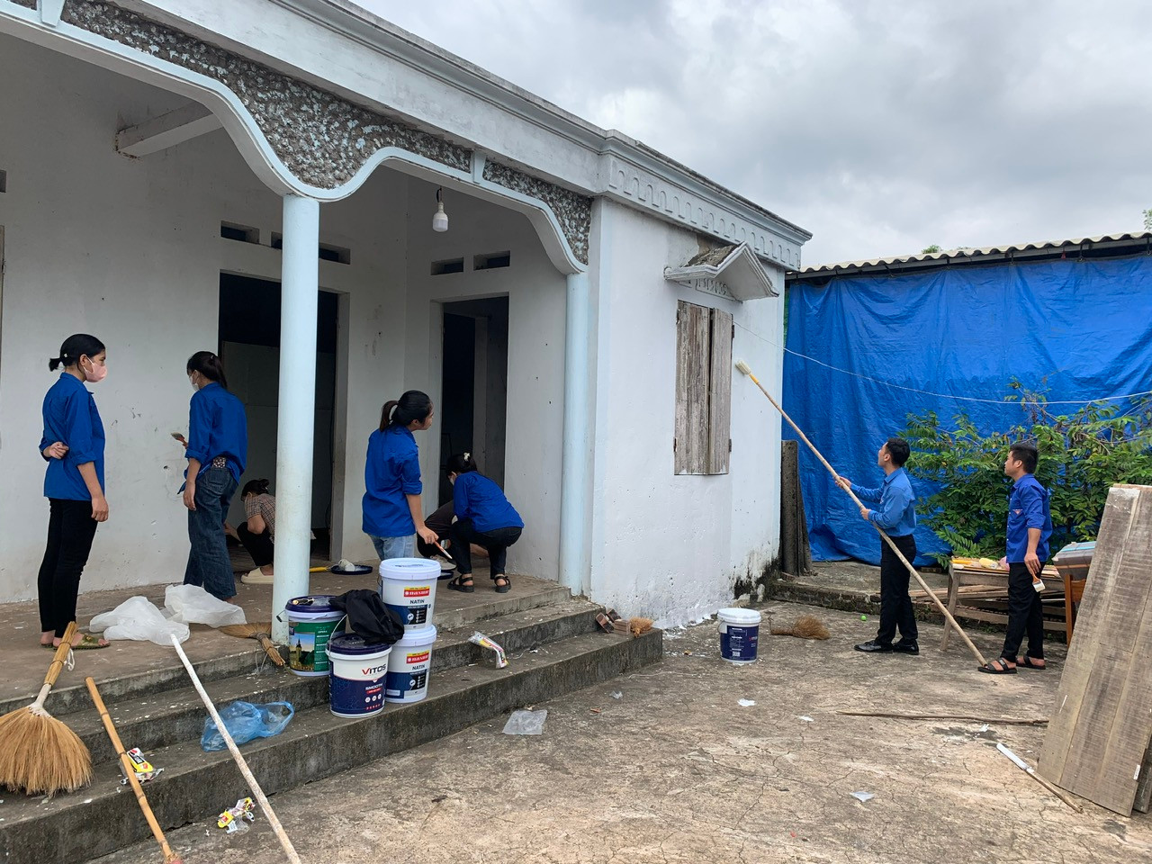 Đoàn viên huyện Lạng Giang hỗ trợ sửa nhà tạm, nhà dột nát