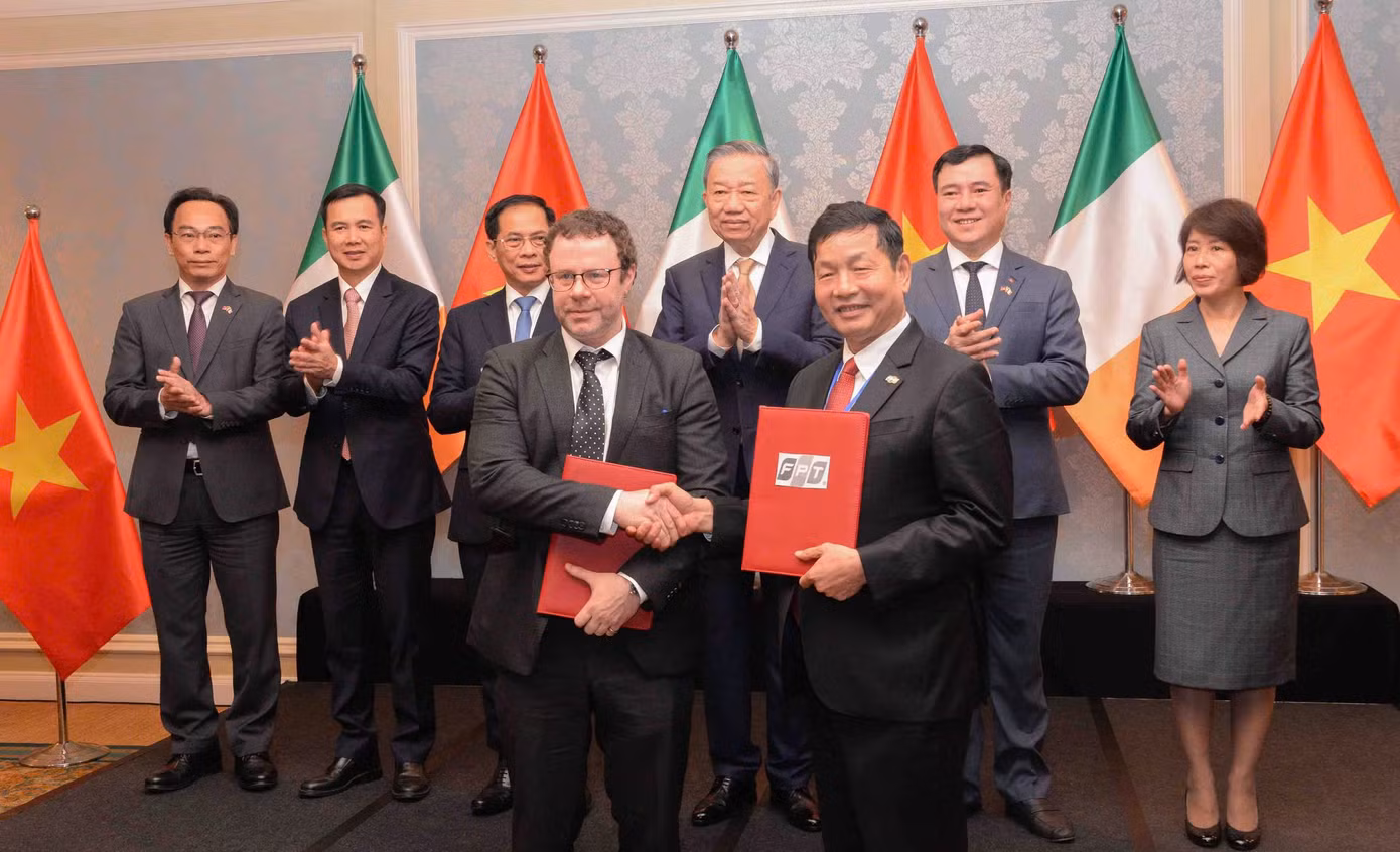Ông Trương Gia Bình, Chủ tịch Tập đoàn FPT và Giáo sư Cathal Gurrin, Phó Trưởng khoa Khoa học máy tính, Giám đốc Trung tâm ADAPT, Đại học Thành phố Dublin đã trao Biên bản thỏa thuận hợp tác Ông Trương Gia Bình, Chủ tịch Tập đoàn FPT và Giáo sư Cathal Gurrin, Phó Trưởng khoa Khoa học máy tính, Giám đốc Trung tâm ADAPT, Đại học Thành phố Dublin đã trao Biên bản thỏa thuận hợp tác