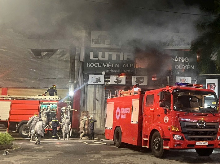 Đội PCCC cơ sở TASCO Mall hỗ trợ lực lượng chức năng điều khiển xe chữa cháy, phun xịt nước liên tục Đội PCCC cơ sở TASCO Mall hỗ trợ lực lượng chức năng điều khiển xe chữa cháy, phun xịt nước liên tục