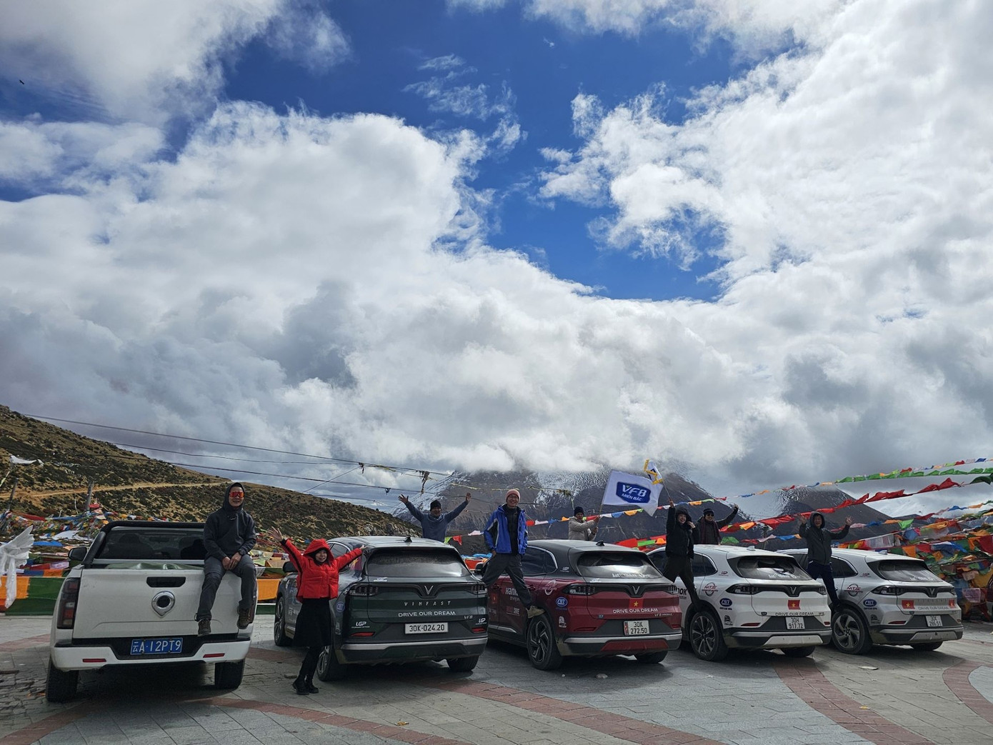Những chiếc VinFast VF 8 dừng nghỉ ở độ cao 4.666m so với mực nước biển, các hệ thống động cơ, điện tử trên xe vẫn hoạt động tốt. Những chiếc VinFast VF 8 dừng nghỉ ở độ cao 4.666m so với mực nước biển, các hệ thống động cơ, điện tử trên xe vẫn hoạt động tốt.