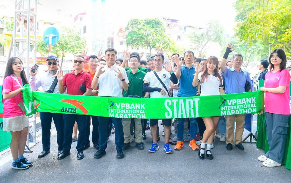 Thời gian phát bib và racekit sẽ diễn ra trong 2 ngày từ chiều nay đến hết ngày 12/10. Thống kê sơ bộ đến 19h đã có gần 5.000 VĐV tụ hội và tham gia các hoạt động sôi nổi tại các gian hàng trong khu vực Expo. Như các giải chạy VPIM trước đây, thủ tục nhận bib khá đơn giản và nhanh chóng. Thời gian phát bib và racekit sẽ diễn ra trong 2 ngày từ chiều nay đến hết ngày 12/10. Thống kê sơ bộ đến 19h đã có gần 5.000 VĐV tụ hội và tham gia các hoạt động sôi nổi tại các gian hàng trong khu vực Expo. Như các giải chạy VPIM trước đây, thủ tục nhận bib khá đơn giản và nhanh chóng.