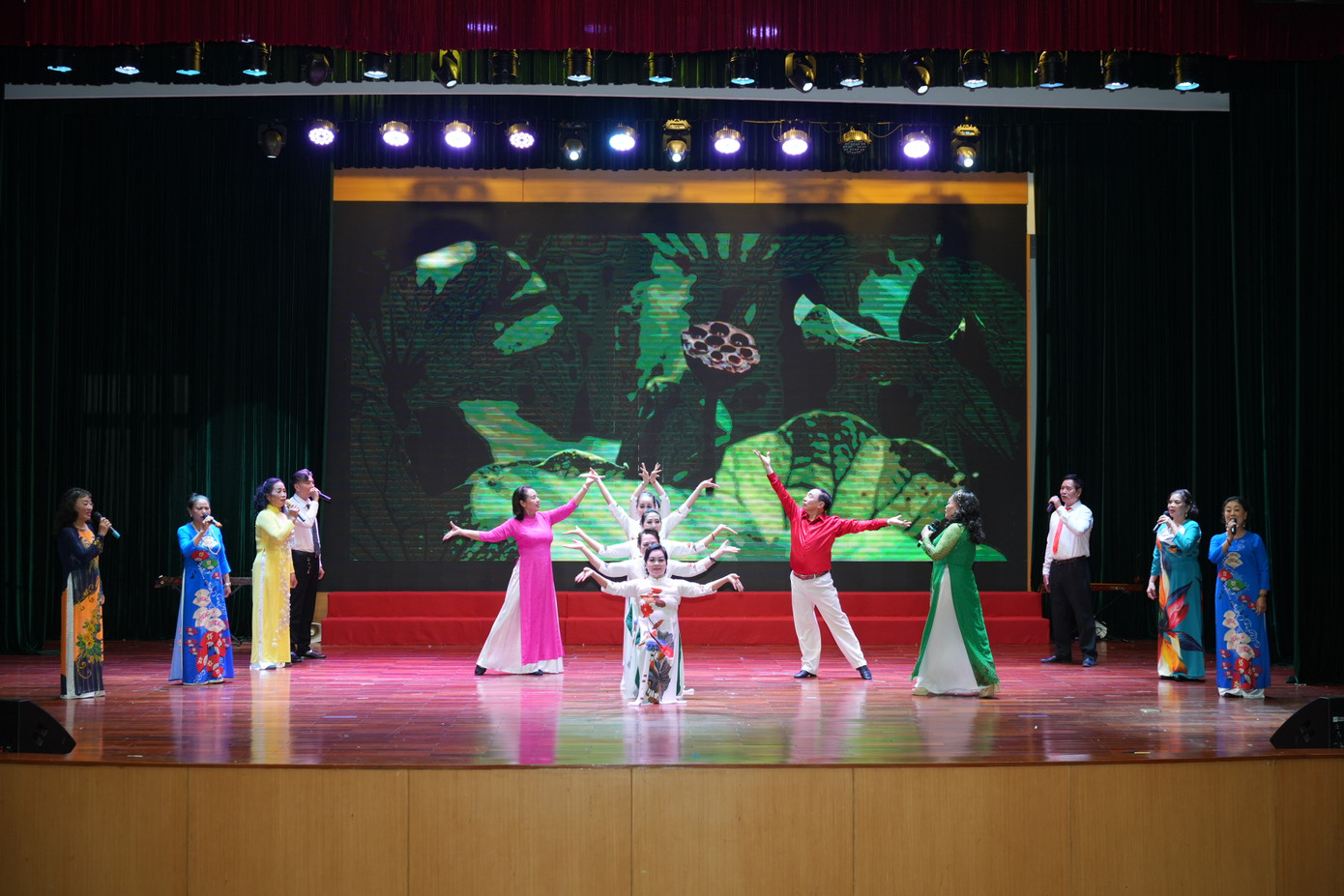 Các nghệ sĩ của Đoàn nghệ thuật 19/5 biểu diễn tại chương trình