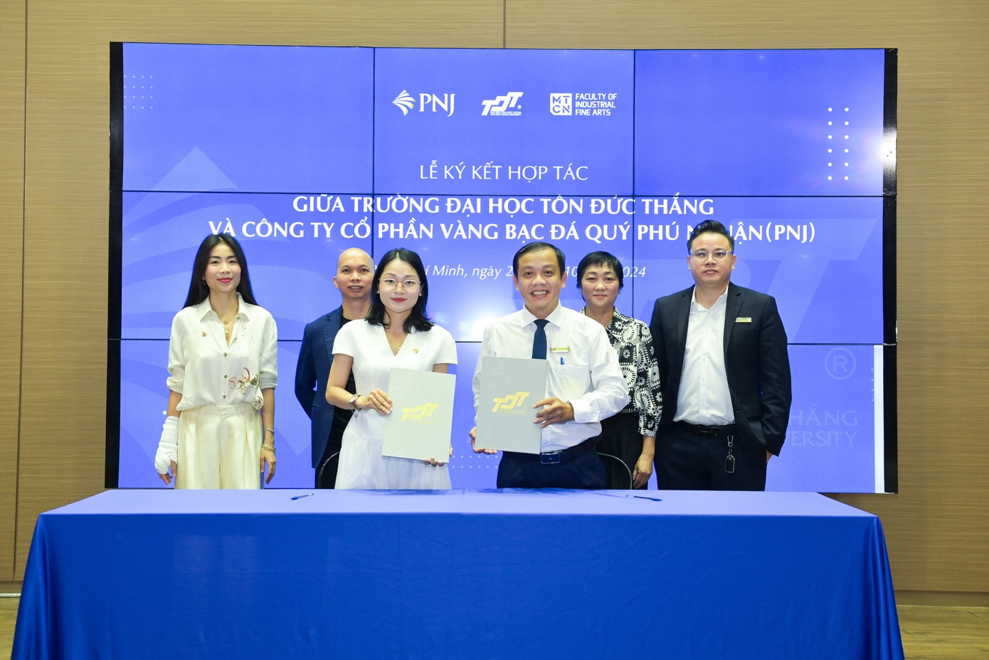 Lễ ký kết hợp tác giữa PNJ và Trường ĐH Tôn Đức Thắng nhằm xây dựng Cộng đồng Sinh viên tài năng trong lĩnh vực Sáng tạo - Thiết kế trang sức. Lễ ký kết hợp tác giữa PNJ và Trường ĐH Tôn Đức Thắng nhằm xây dựng Cộng đồng Sinh viên tài năng trong lĩnh vực Sáng tạo - Thiết kế trang sức.