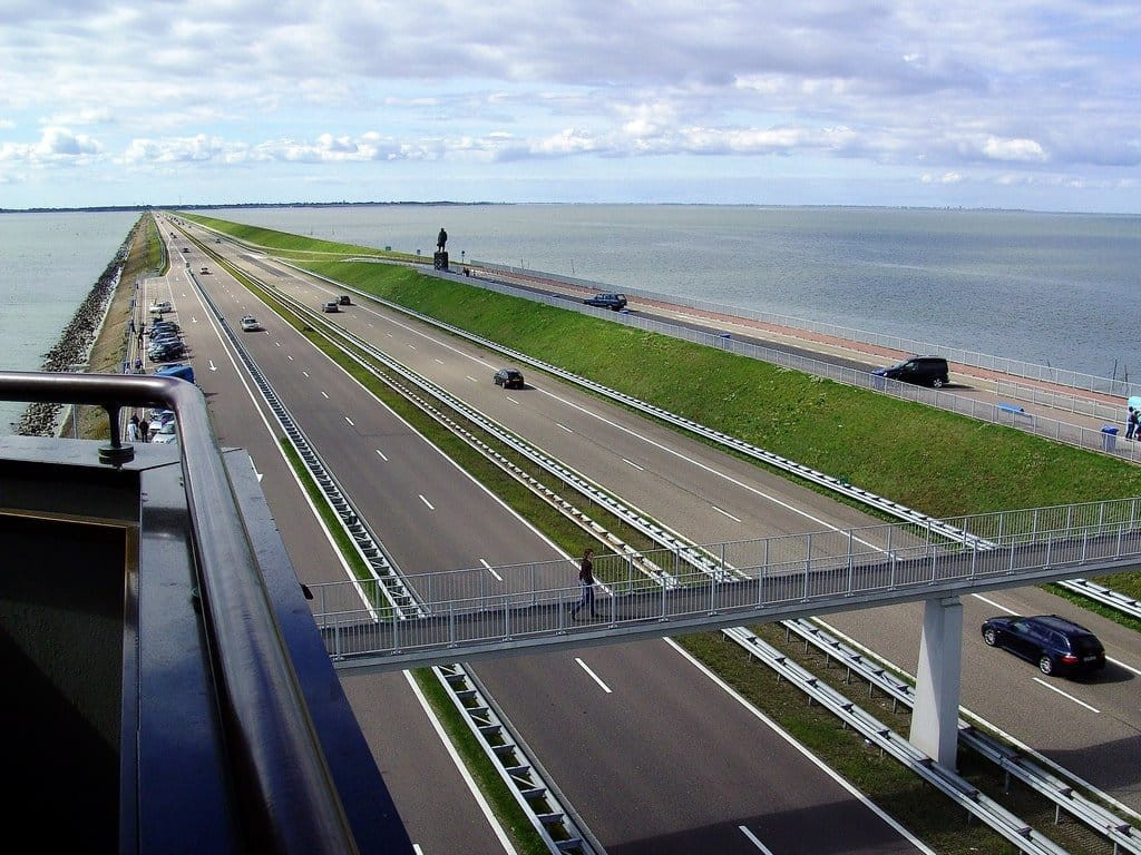 Hà Lan là một trong những quốc gia lấn biển sớm nhất thế giới, với những công trình đê điều trị thủy khổng lồ.