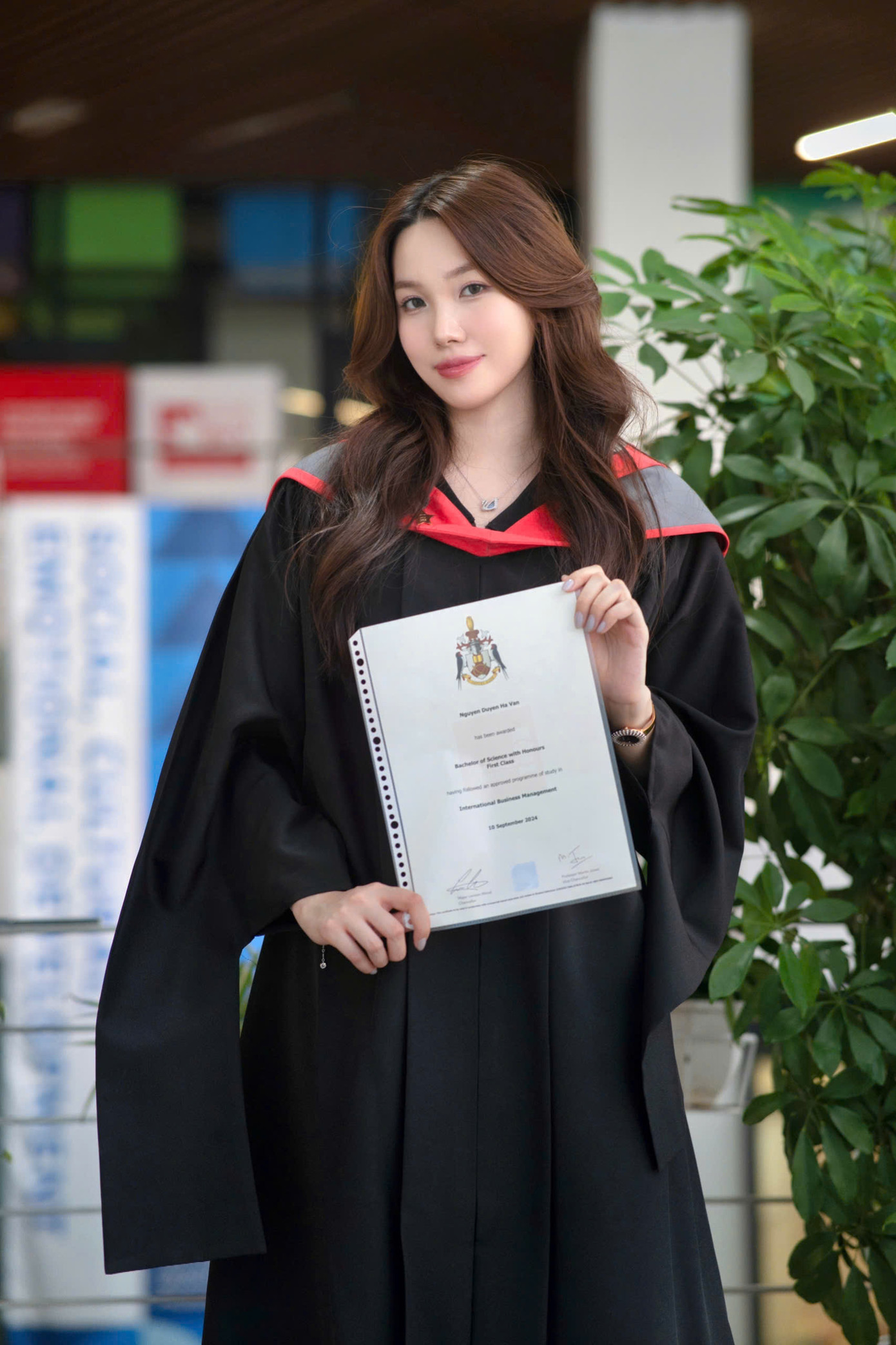 Hà Vân nhận bằng tốt nghiệp xuất sắc tại Lễ tốt nghiệp BUV