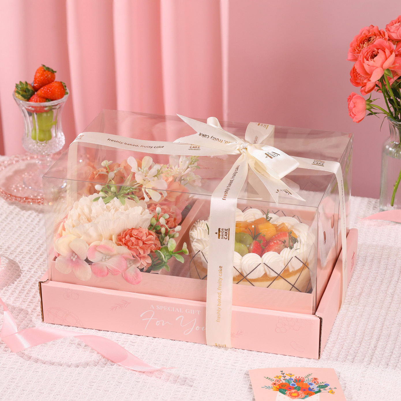 Hoa lụa được đính kết cẩn thận, đặt trong hộp cùng chiếc bánh đẹp mắt chắc chắn sẽ khiến người nhận hào hứng