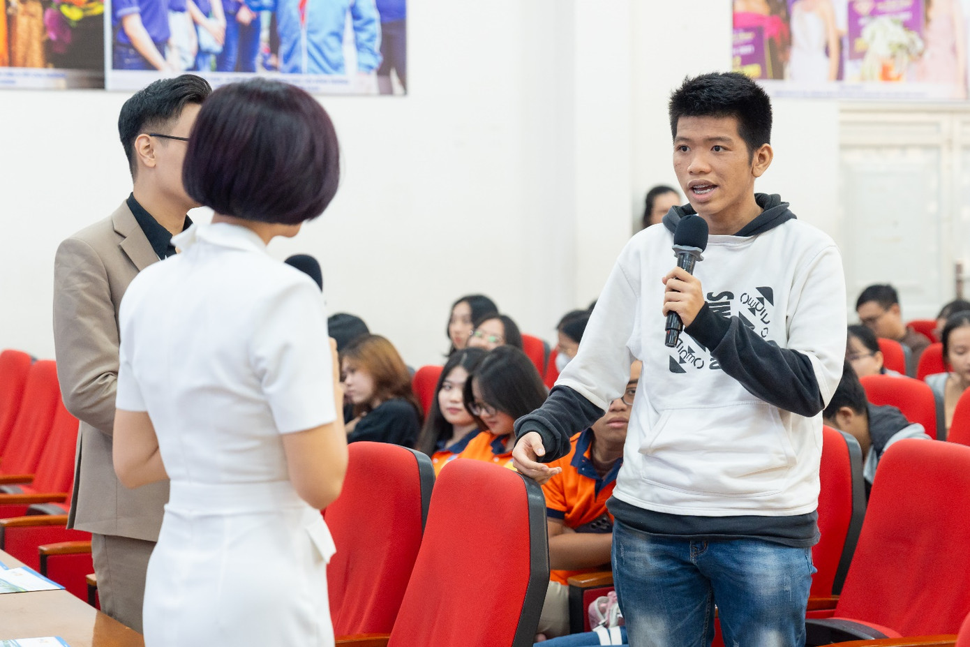 Sinh viên HUTECH tích cực tương tác cùng diễn giả để mở rộng chiều sâu vấn đề