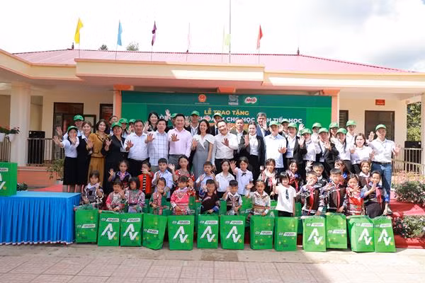 Lễ bàn giao phòng máy tính tại điểm trường Púng Luông