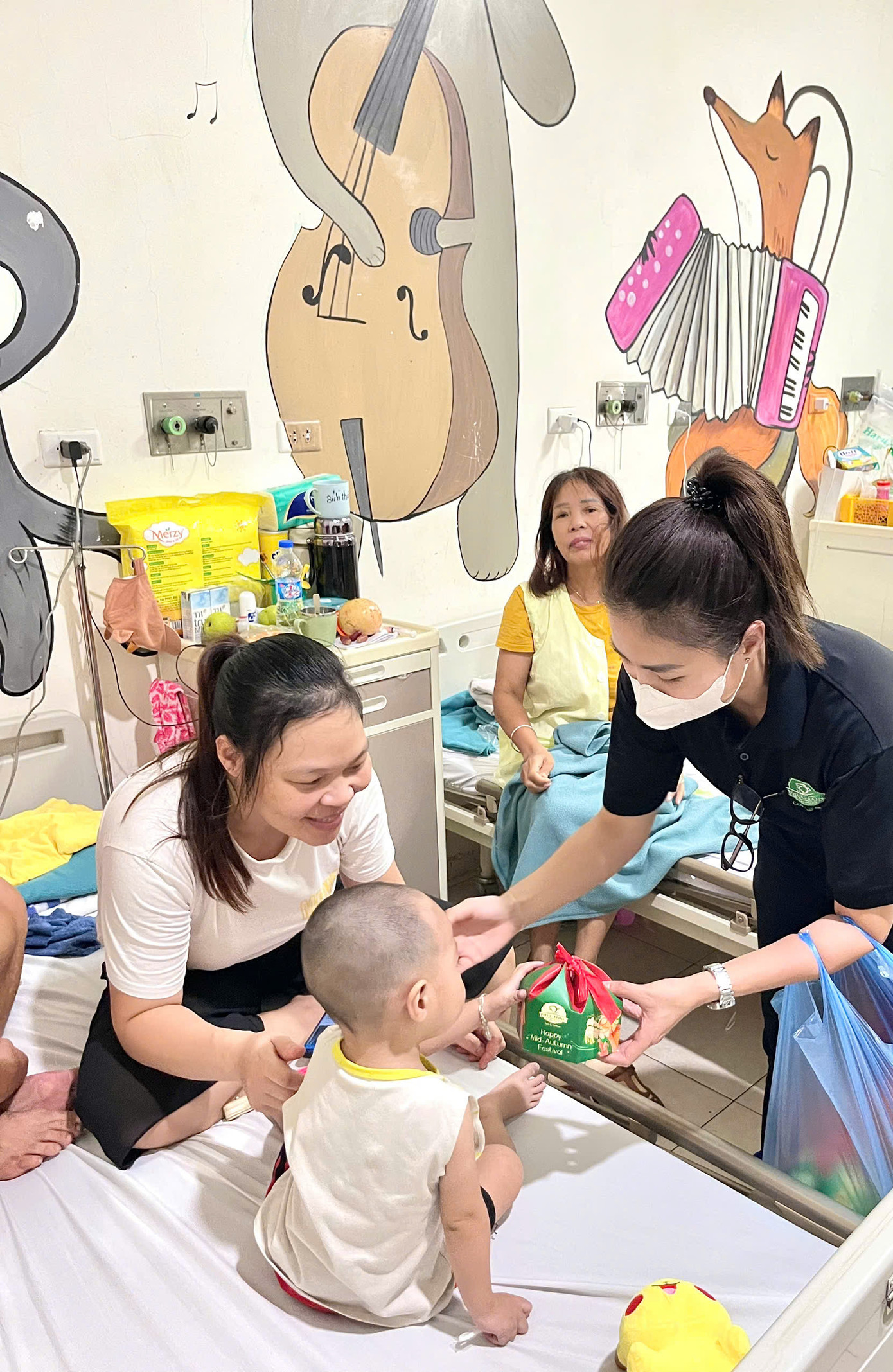 Phúc Long tặng bánh cho các cháu nhỏ tại bệnh viện E - Hà Nội Phúc Long tặng bánh cho các cháu nhỏ tại bệnh viện E - Hà Nội