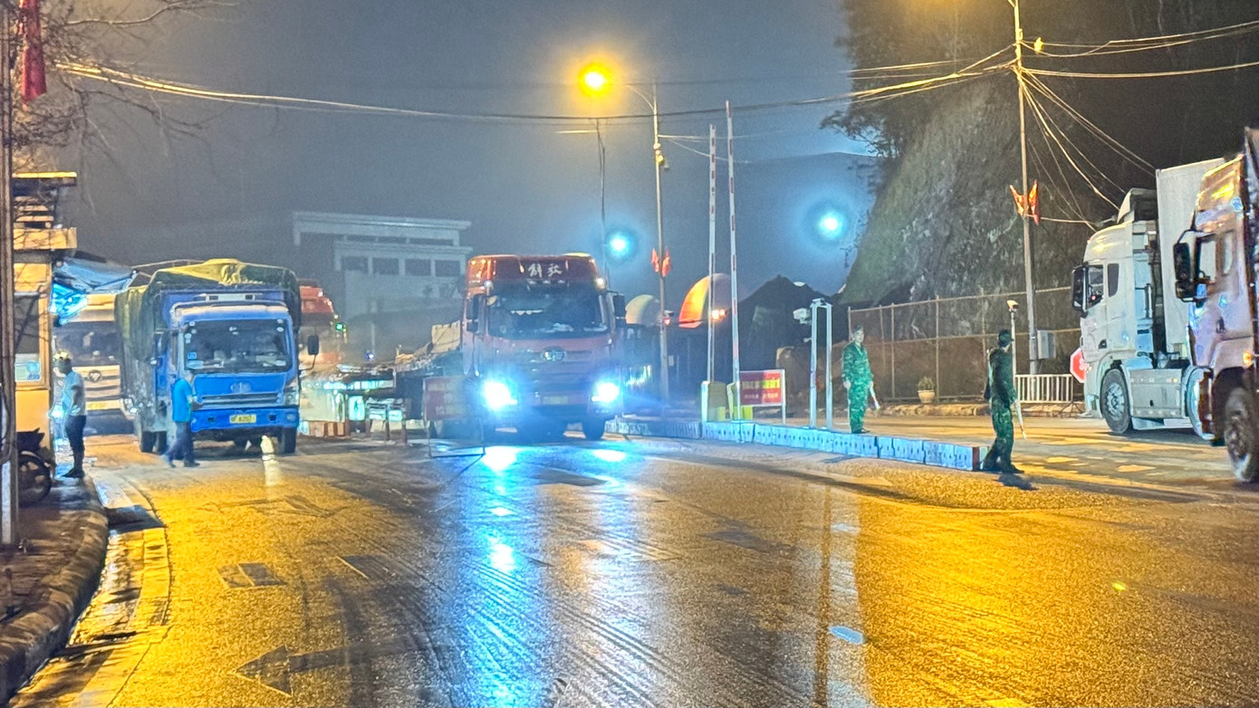 Lực lượng chức năng ở cửa khẩu Lạng Sơn tăng thêm giờ làm, đảm bảo hàng hóa thông suốt.