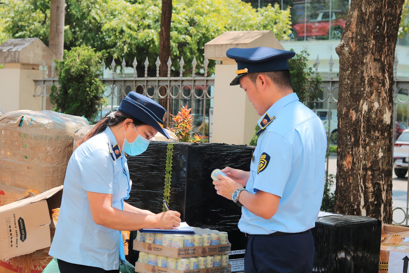 Công chức Cục QLTT Đắk Lắk kiểm tra hàng hoá, kiểm soát thị trường Công chức Cục QLTT Đắk Lắk kiểm tra hàng hoá, kiểm soát thị trường