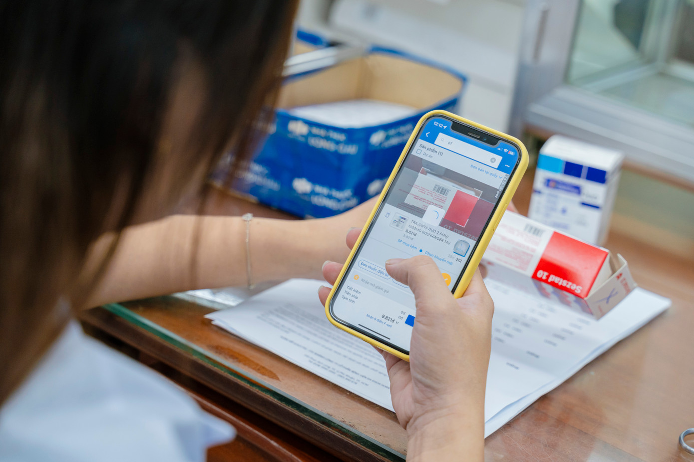 Chỉ vài thao tác đơn giản trên điện thoại, dược sĩ Long Châu có thể xử lý đơn thuốc trong tích tắc Chỉ vài thao tác đơn giản trên điện thoại, dược sĩ Long Châu có thể xử lý đơn thuốc trong tích tắc