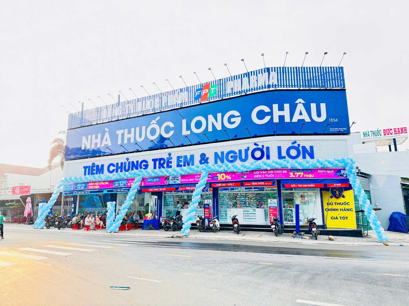 Mô hình trung tâm Tiêm chủng tích hợp bên trong Nhà thuốc Long Châu. Mô hình trung tâm Tiêm chủng tích hợp bên trong Nhà thuốc Long Châu.