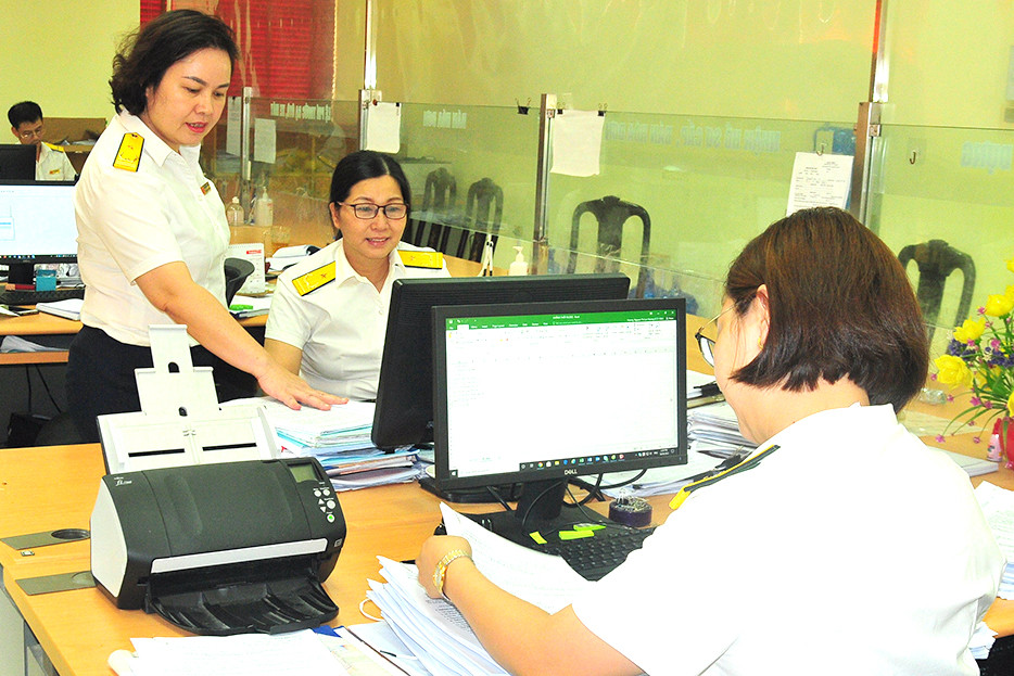 Ngành Thuế tổ chức theo dõi, giám sát, kiểm tra chặt chẽ tiến độ thực hiện các biện pháp đôn đốc, cưỡng chế để đảm bảo việc thực hiện các chỉ tiêu thu nợ và hạn chế phát sinh thêm nợ mới Ngành Thuế tổ chức theo dõi, giám sát, kiểm tra chặt chẽ tiến độ thực hiện các biện pháp đôn đốc, cưỡng chế để đảm bảo việc thực hiện các chỉ tiêu thu nợ và hạn chế phát sinh thêm nợ mới