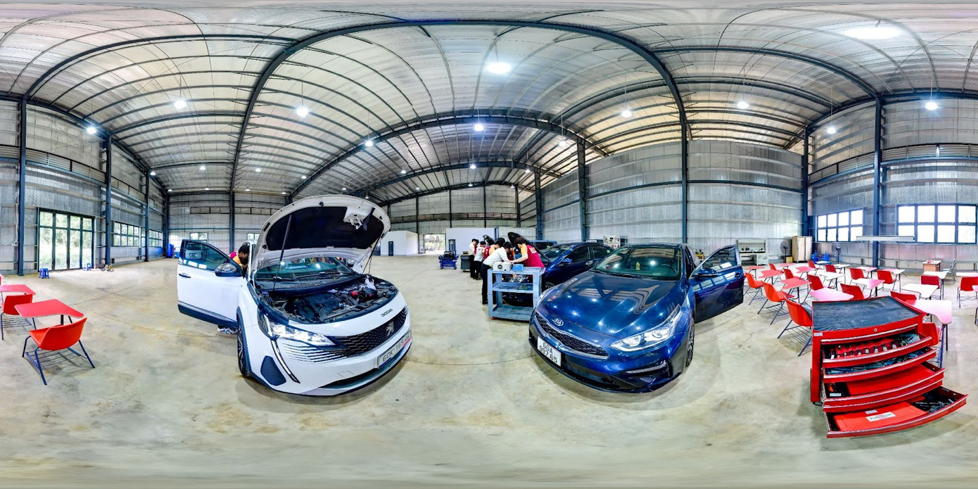 Xưởng thực hành ô tô rộng 1000m2 nơi các bạn sinh viên khoa Công nghệ ô tô và kỹ thuật hàng không thực hành, sáng tạo
