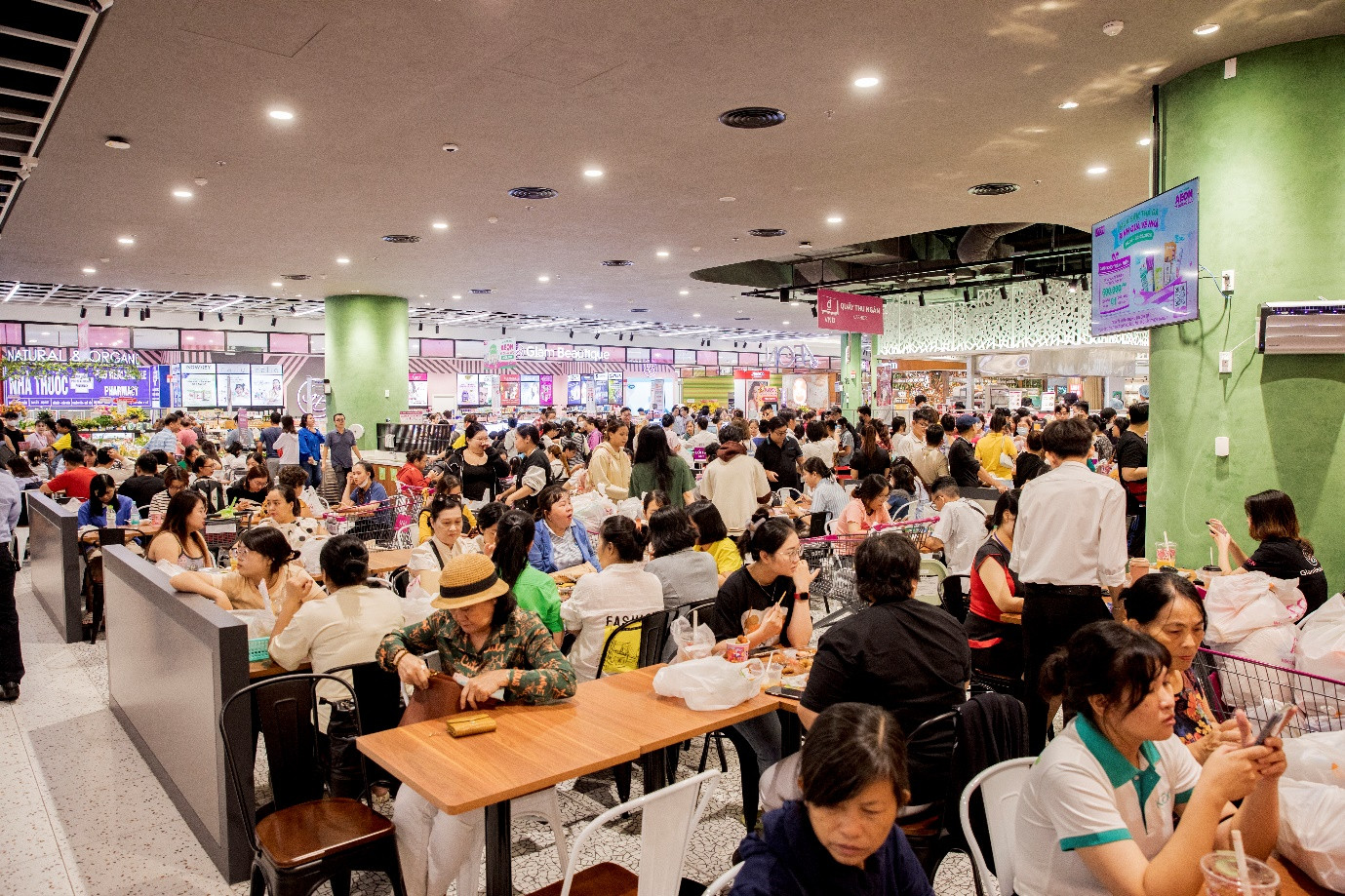 Khách hàng đến tham quan AEON Tạ Quang Bửu vào ngày khai trương Khách hàng đến tham quan AEON Tạ Quang Bửu vào ngày khai trương