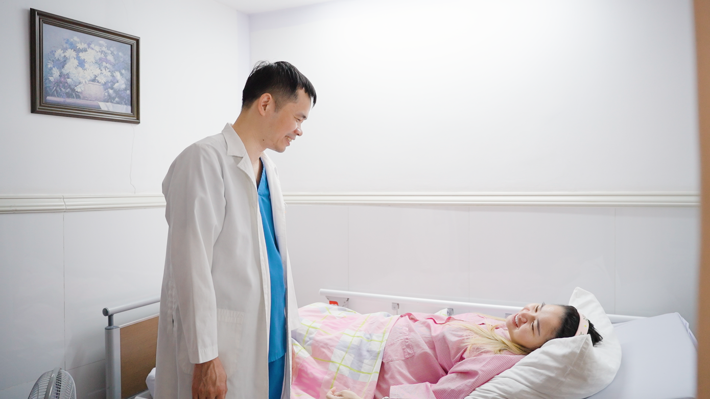 Đội ngũ y - bác sĩ tại bệnh viện Hồng Ngọc vừa điều trị vừa động viên để đảm bảo cả mẹ và bé đều an toàn