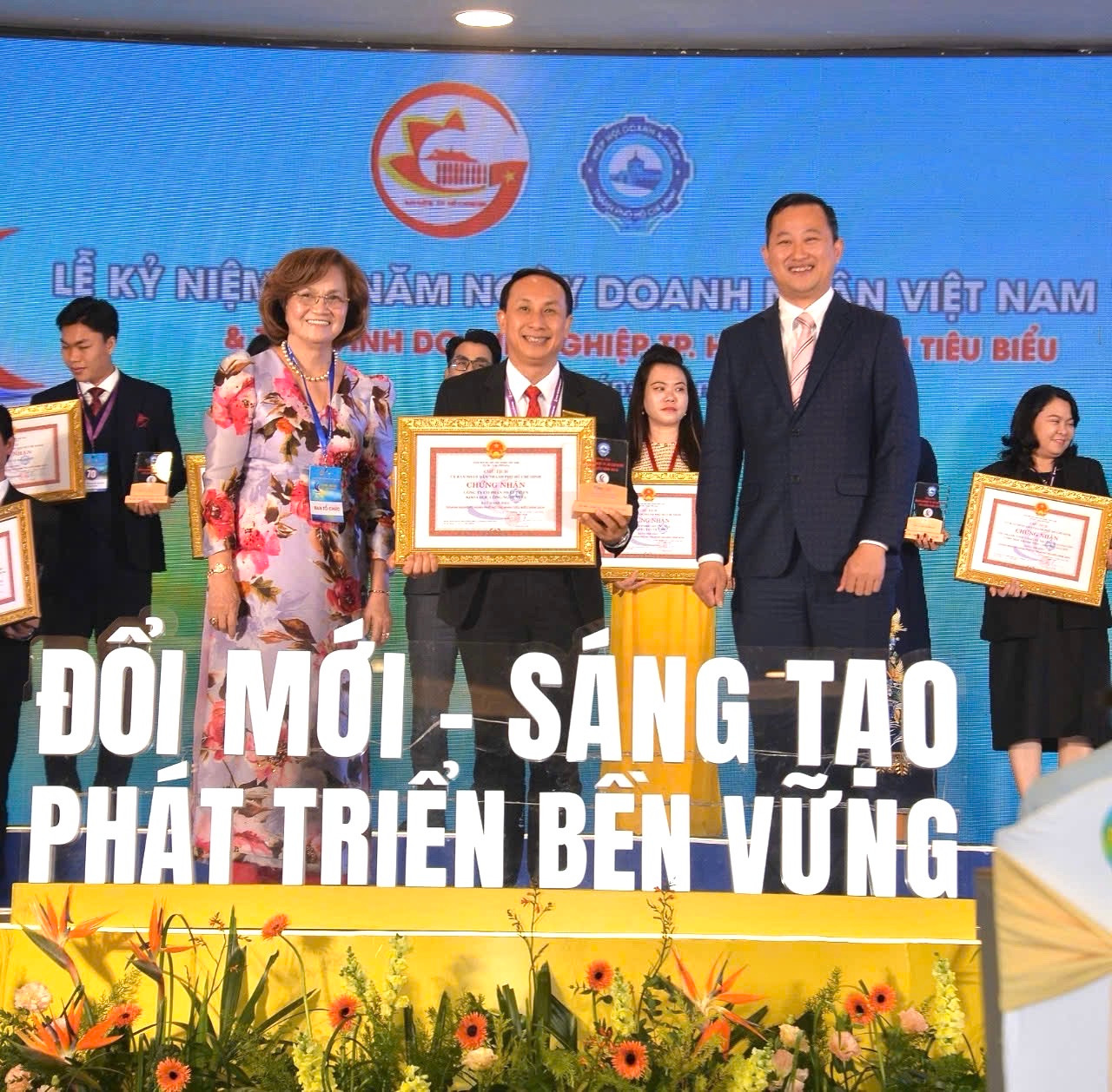 Đại diện Công ty ViNa CHG nhận danh hiệu tại buổi lễ