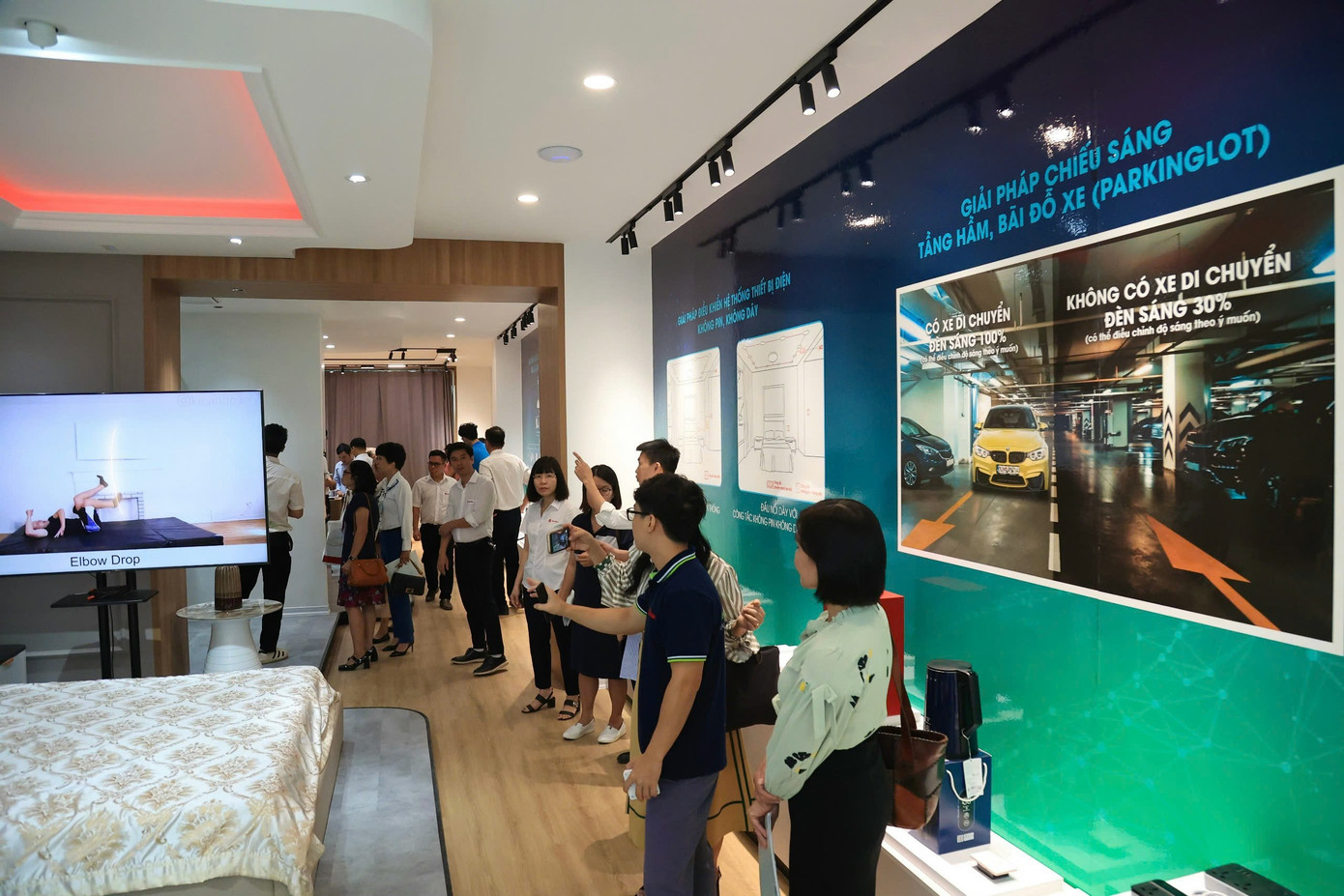 Đại diện các cơ quan báo chí thăm quan khu vực trưng bầy sản phẩm