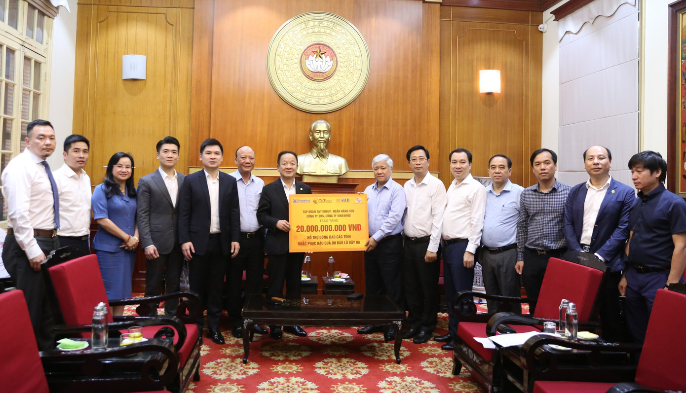 Ông Đỗ Quang Hiển, Nhà sáng lập, Chủ tịch UBCL Tập đoàn T&amp;T Group, Chủ tịch HĐQT Ngân hàng SHB trao ủng hộ 20 tỷ đồng cho Ủy ban Trung ương MTTQ Việt Nam.