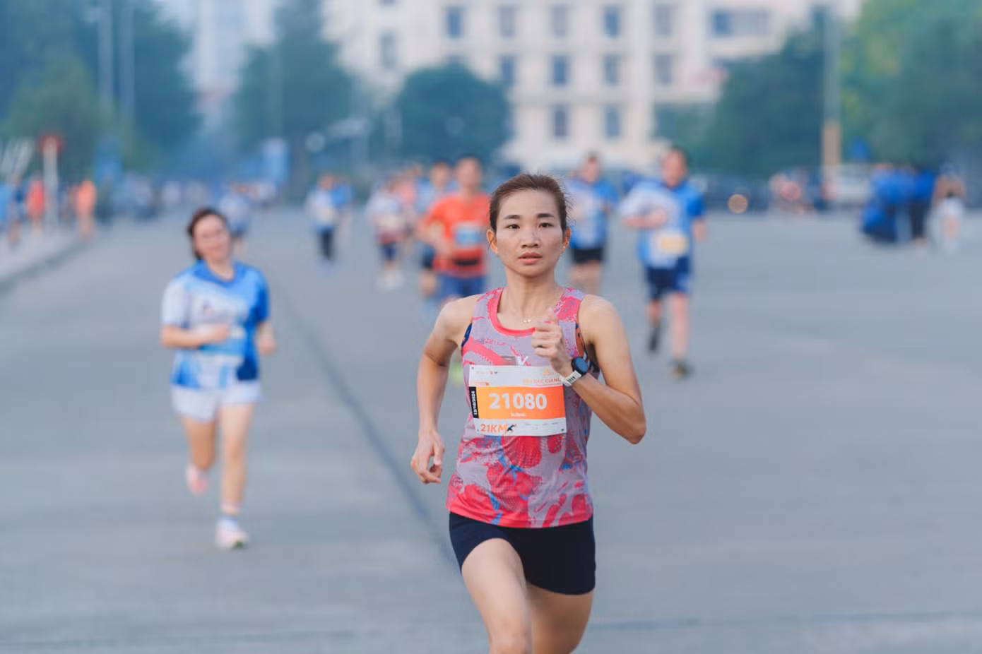Vận động viên Nguyễn Thị Oanh trong trang phục của Velosar