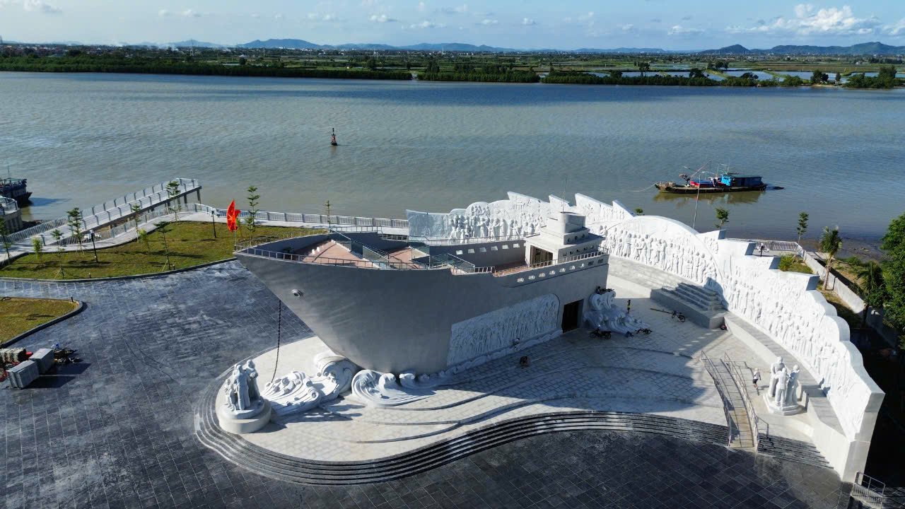 Sau hai năm thi công, tượng đài "Con tàu tập kết ra Bắc" tại phường Quảng Tiến, thành phố Sầm Sơn, tỉnh Thanh Hóa đã cơ bản hoàn thiện trước dịp Lễ kỷ niệm 70 năm đón tiếp đồng bào, cán bộ, chiến sĩ và học sinh miền Nam tập kết ra Bắc (1954-2024) sẽ được tổ chức vào ngày 27/10/2024. Sau hai năm thi công, tượng đài "Con tàu tập kết ra Bắc" tại phường Quảng Tiến, thành phố Sầm Sơn, tỉnh Thanh Hóa đã cơ bản hoàn thiện trước dịp Lễ kỷ niệm 70 năm đón tiếp đồng bào, cán bộ, chiến sĩ và học sinh miền Nam tập kết ra Bắc (1954-2024) sẽ được tổ chức vào ngày 27/10/2024.