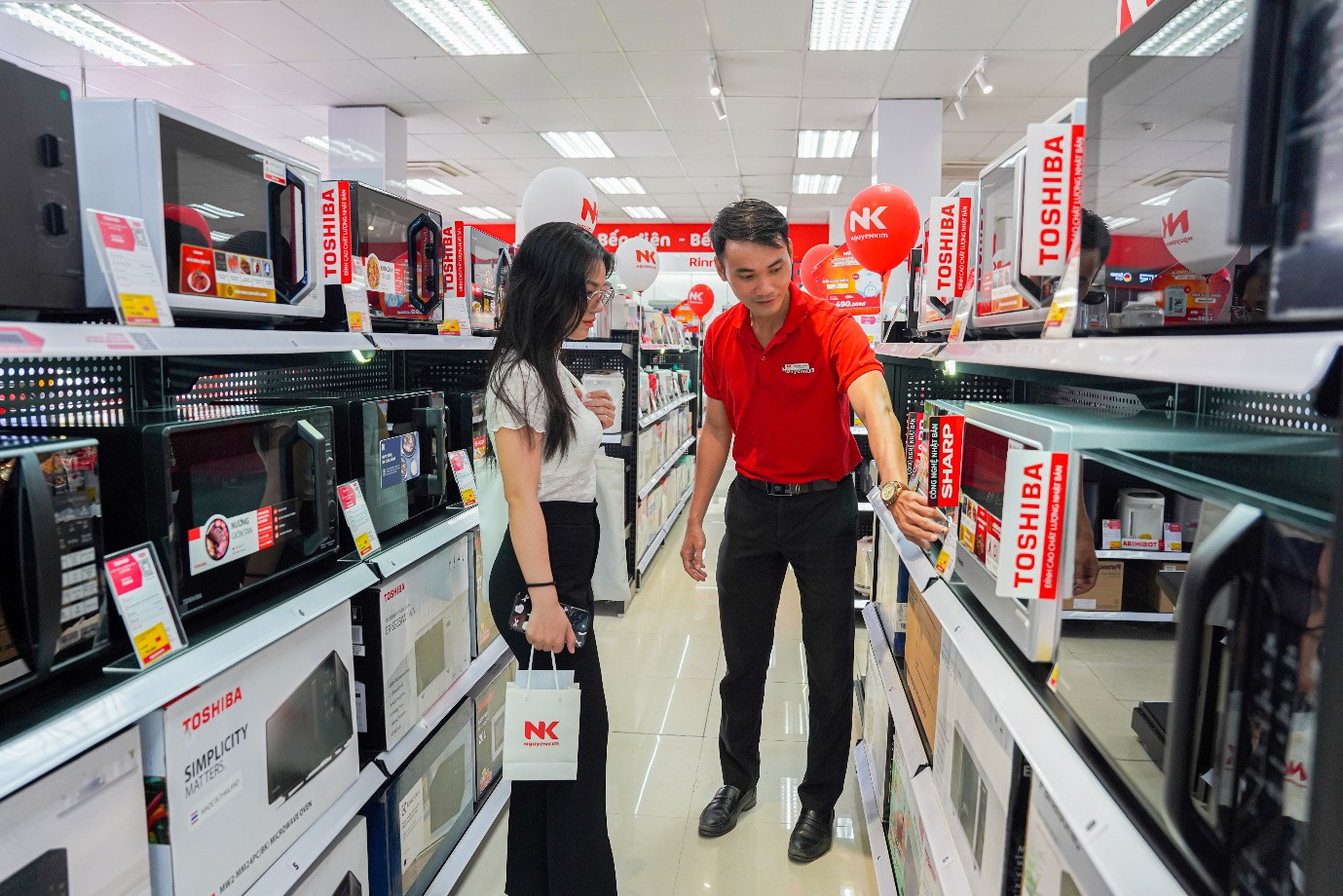 Nhân viên Nguyễn Kim tư vấn khách hàng chu đáo, tận tình Nhân viên Nguyễn Kim tư vấn khách hàng chu đáo, tận tình