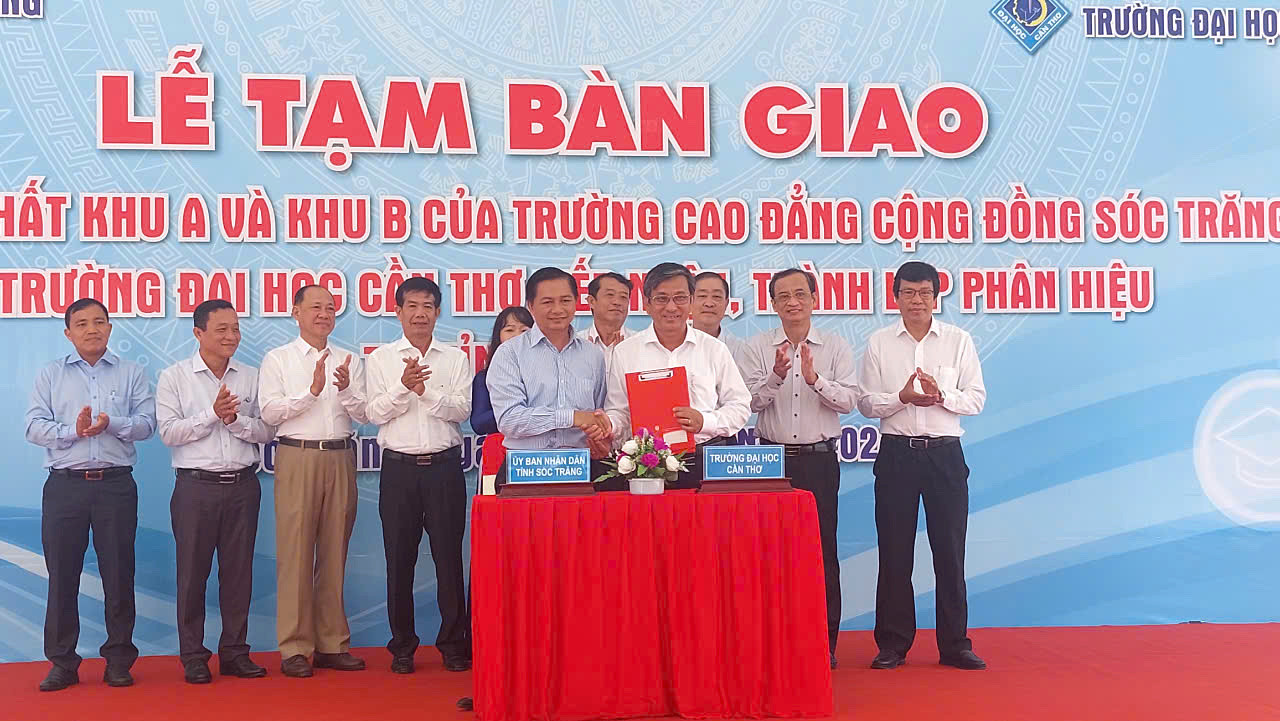 Ông Trần Văn Lâu, Chủ tịch UBND tỉnh Sóc Trăng (áo xanh) ký biên bản tạm bàn giao cơ sở vật chất cho lãnh đạo Trường Đại học Cần Thơ. Ông Trần Văn Lâu, Chủ tịch UBND tỉnh Sóc Trăng (áo xanh) ký biên bản tạm bàn giao cơ sở vật chất cho lãnh đạo Trường Đại học Cần Thơ.