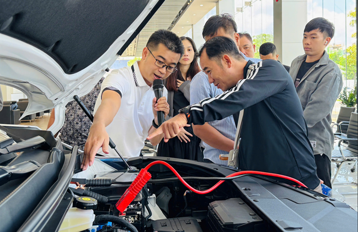 Các chuyên gia kỹ thuật hướng dẫn khách hàng cách kiểm tra, bảo dưỡng xe cơ bản Các chuyên gia kỹ thuật hướng dẫn khách hàng cách kiểm tra, bảo dưỡng xe cơ bản