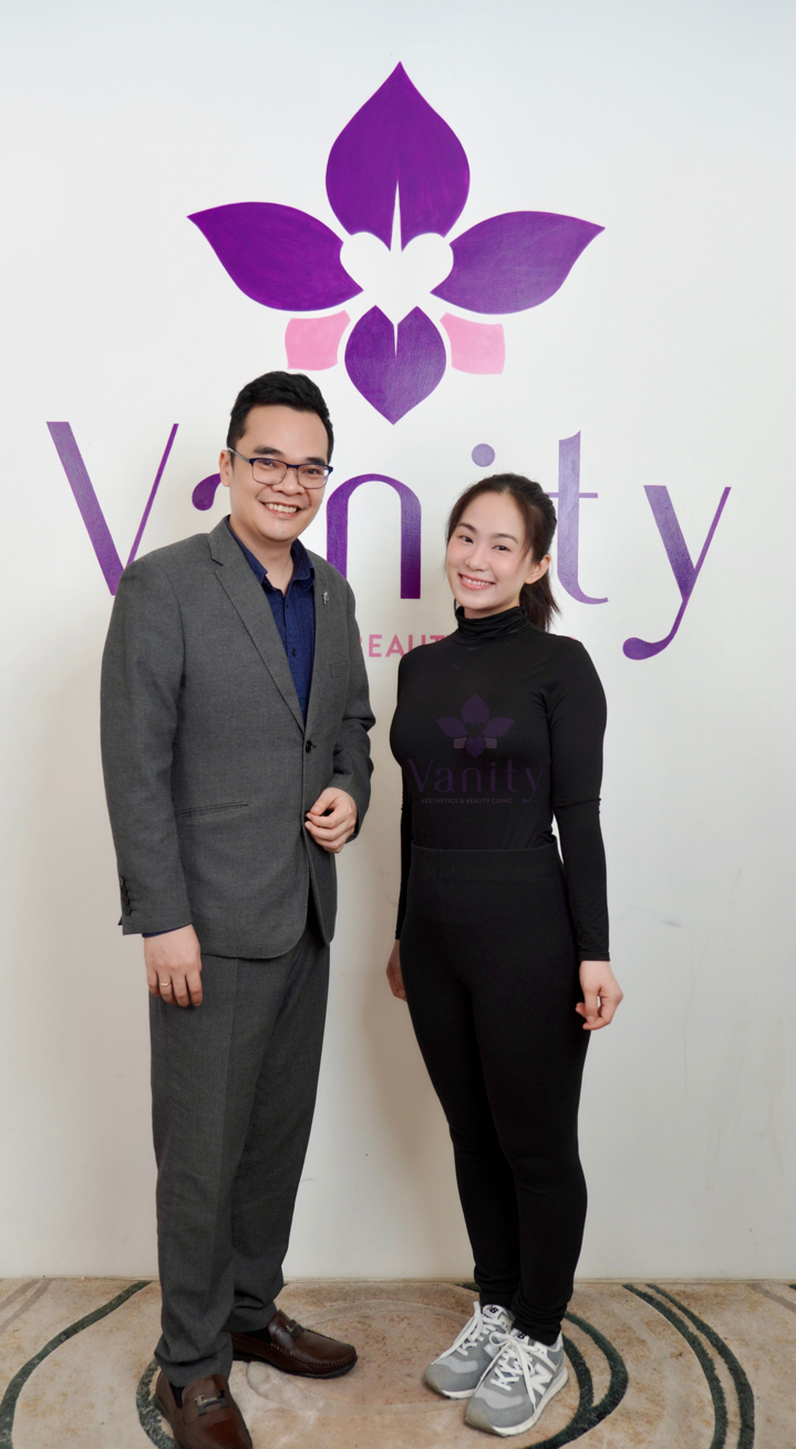 Lương Bích Hữu trong buổi gặp gỡ và thăm khám với Bác sĩ Huỳnh Ngọc Hưng Lương Bích Hữu trong buổi gặp gỡ và thăm khám với Bác sĩ Huỳnh Ngọc Hưng