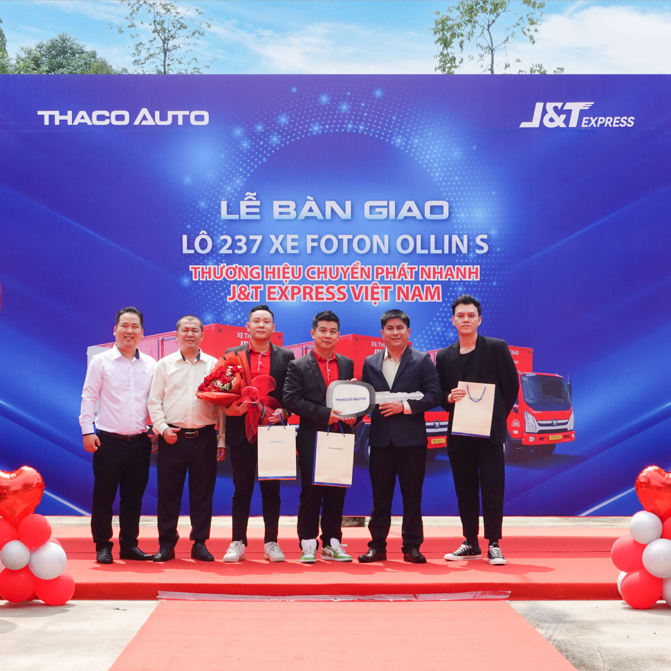 J&amp;T Express sở hữu nhiều dòng xe tải do THACO AUTO sản xuất và phân phối