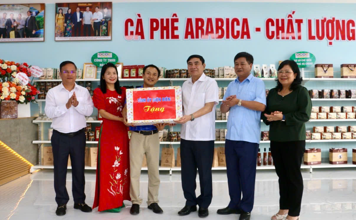 Bí thư tỉnh ủy Trần Quốc Cường dự khai trương gian hàng giới thiệu sản phẩm OCOP tại huyện Mường Ảng