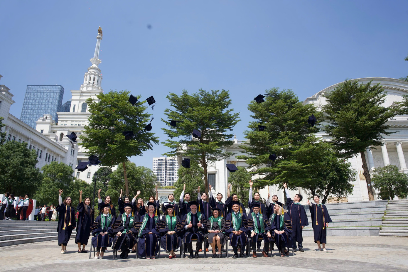 Các bác sĩ nội trú khoá đầu tiên của VinUni cùng các giảng viên Các bác sĩ nội trú khoá đầu tiên của VinUni cùng các giảng viên