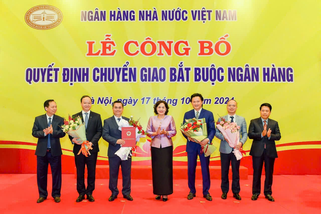 Ban lãnh đạo Vietcombank tại lễ kí chuyển giao Ngân hàng xây dựng dưới sự chứng kiến của Thống đốc NHNN Nguyễn Thị Hồng