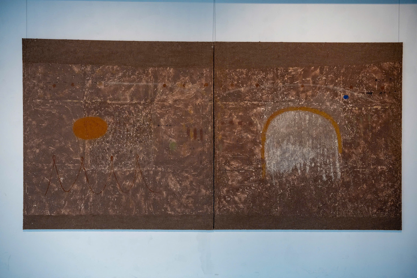 Tác phẩm _Cửa thiền (Zen Gate) 1_, Chất liệu tổng hợp, Kích thước 4,2m x 2,1m, Sáng tác năm 2024 của Hoạ sĩ Lý Trực Sơn được trưng bày tại Triển lãm “ĐẤT – EARTH” Tác phẩm _Cửa thiền (Zen Gate) 1_, Chất liệu tổng hợp, Kích thước 4,2m x 2,1m, Sáng tác năm 2024 của Hoạ sĩ Lý Trực Sơn được trưng bày tại Triển lãm “ĐẤT – EARTH”