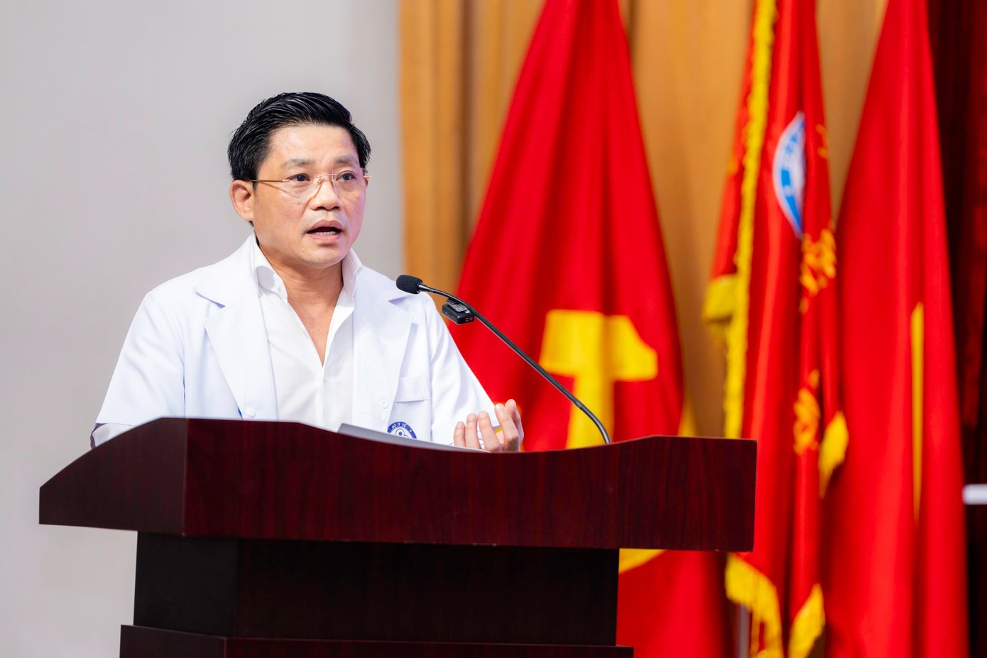 Thầy thuốc nhân dân, GS.TS Nguyễn Duy Ánh - Giám đốc Bệnh viện Phụ sản Trung ương phát biểu cảm ơn