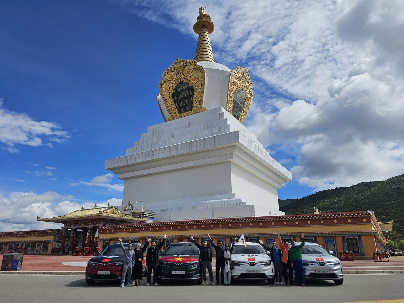 Ngày tiếp theo, đoàn di chuyển đến Shangri-la. Trong ảnh là hình ảnh ấn tượng của dàn xe VF 8 mang trước tòa Bạch Tháp với chiều cao 108 mét. Đây là biểu trưng của văn hóa Phật giáo Tây Tạng. Ngày tiếp theo, đoàn di chuyển đến Shangri-la. Trong ảnh là hình ảnh ấn tượng của dàn xe VF 8 mang trước tòa Bạch Tháp với chiều cao 108 mét. Đây là biểu trưng của văn hóa Phật giáo Tây Tạng.