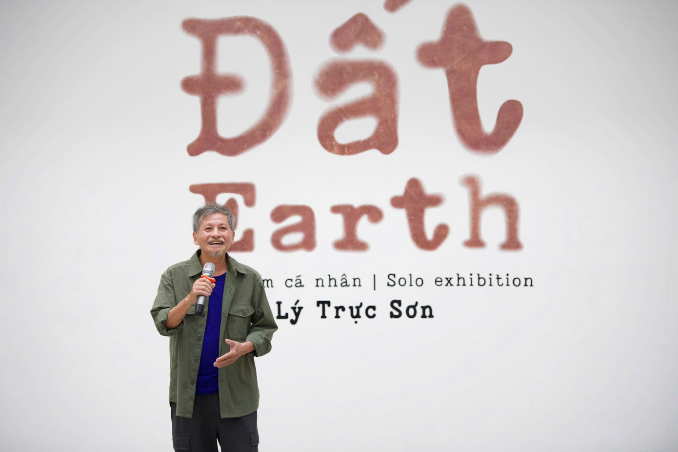 Họa sĩ Lý Trực Sơn phát biểu tại Lễ khai mạc Triển lãm “ĐẤT – EARTH” Họa sĩ Lý Trực Sơn phát biểu tại Lễ khai mạc Triển lãm “ĐẤT – EARTH”