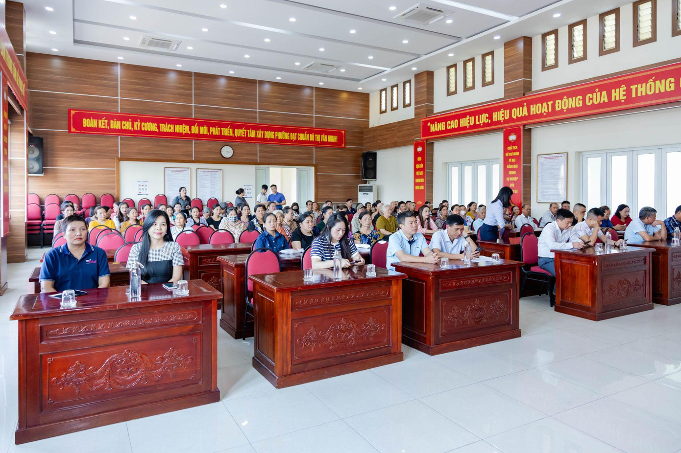 Tham dự buổi gặp mặt hỗ trợ các hộ gia đình khó khăn có ông Phạm Xuân Đức-Bí thư đảng ủy Phường, ông Nguyễn Văn Tưởng-Chủ tịch Phường, ông Nguyễn Văn Bình Lâm-Chủ tịch UBMTTQVN Phường, ông Trần Quốc Toản-Giám đốc Khu đô thị quốc tế Ciputra Hanoi.