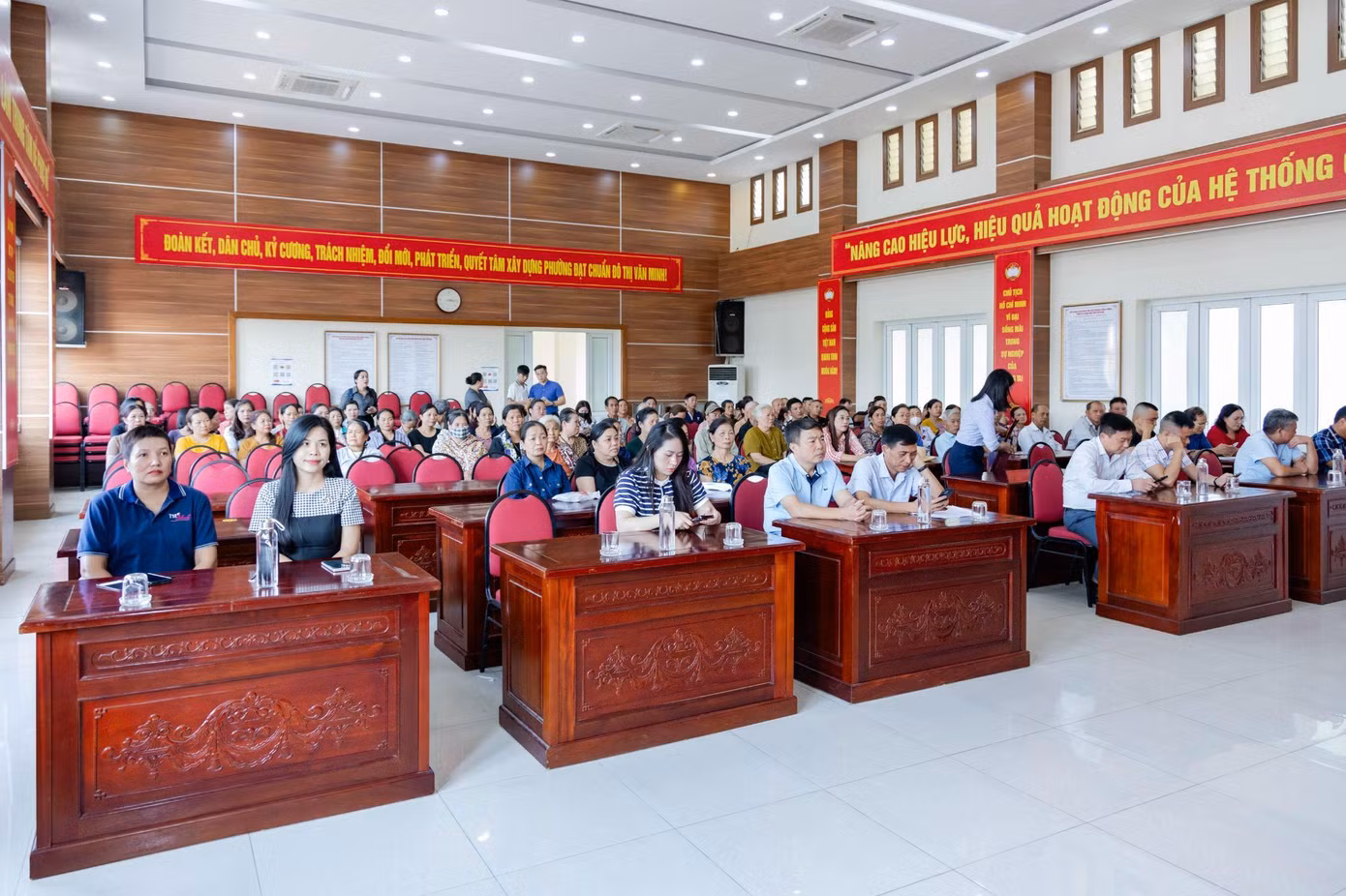 Tham dự buổi gặp mặt hỗ trợ các hộ gia đình khó khăn có ông Phạm Xuân Đức-Bí thư đảng ủy Phường, ông Nguyễn Văn Tưởng-Chủ tịch Phường, ông Nguyễn Văn Bình Lâm-Chủ tịch UBMTTQVN Phường, ông Trần Quốc Toản-Giám đốc Khu đô thị quốc tế Ciputra Hanoi.